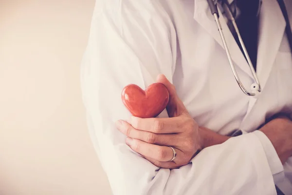 赤いハート 心臓健康概念を保持している医師 — ストック写真