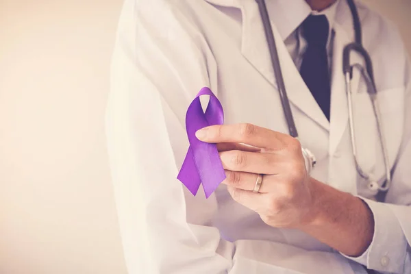 Рука Лікаря Тримає Фіолетові Стрічки Хворобу Альцгеймера Обізнаність Про Епілепсію — стокове фото