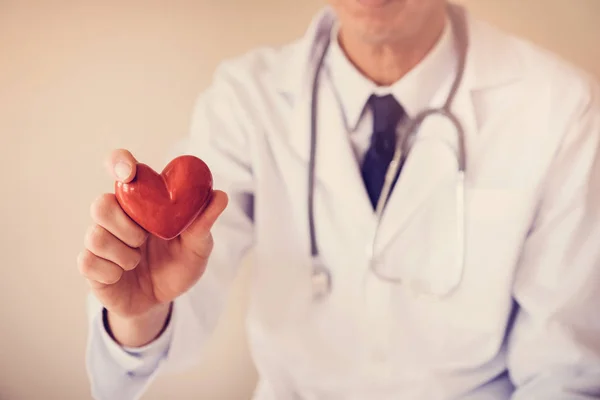 Médico Sosteniendo Corazón Rojo Concepto Salud Del Corazón — Foto de Stock