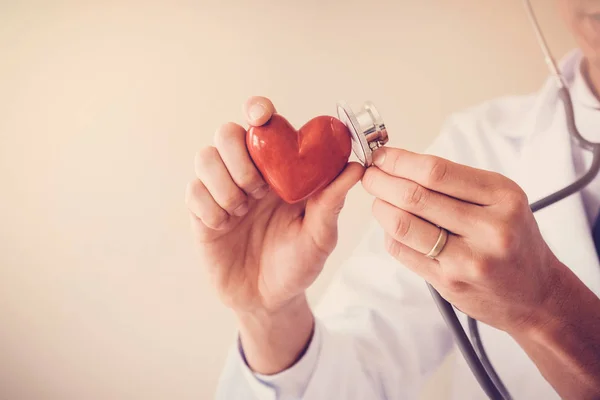 Médico Sosteniendo Corazón Rojo Concepto Salud Del Corazón — Foto de Stock