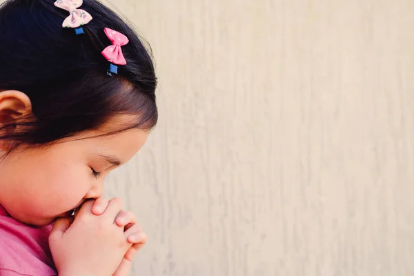 Little Multiethnic Girl Praying — Stock Photo, Image