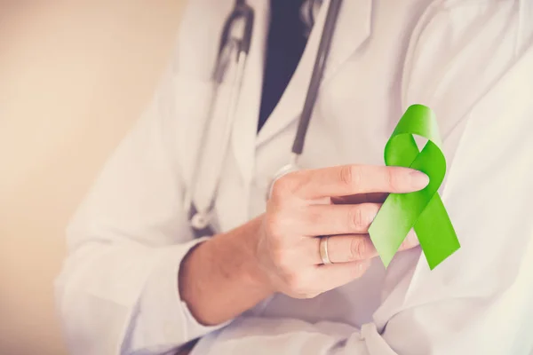 Doktor Ruka Drží Lime Green Ribbon Povědomí Duševní Zdraví — Stock fotografie