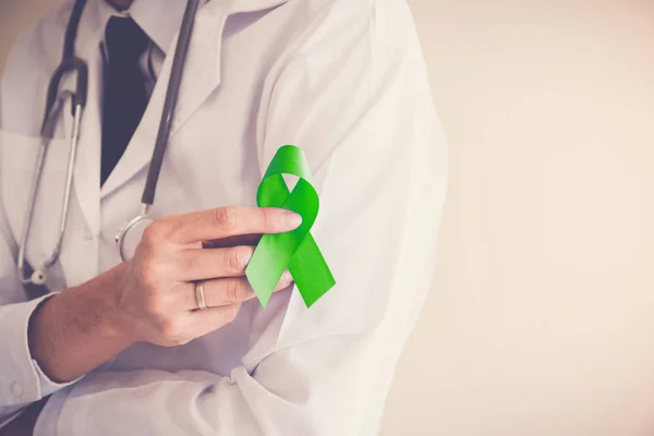 Doktor Ruka Drží Lime Green Ribbon Povědomí Duševní Zdraví — Stock fotografie