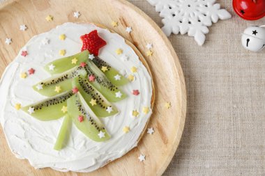 Çocuklar için eğlenceli ev yapımı Noel ağacı gözleme kahvaltısı