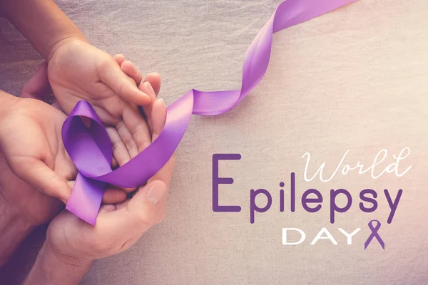 Manos Sosteniendo Cintas Púrpuras Día Mundial Epilepsia — Foto de Stock