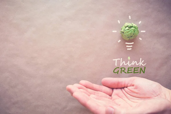 Lampadina Libro Verde Con Think Green Sopra Mani Concetto Risparmio — Foto Stock