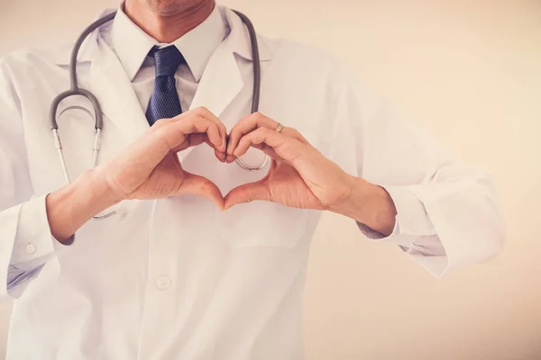Médico Haciendo Sus Manos Forma Corazón Concepto Salud Del Corazón —  Fotos de Stock