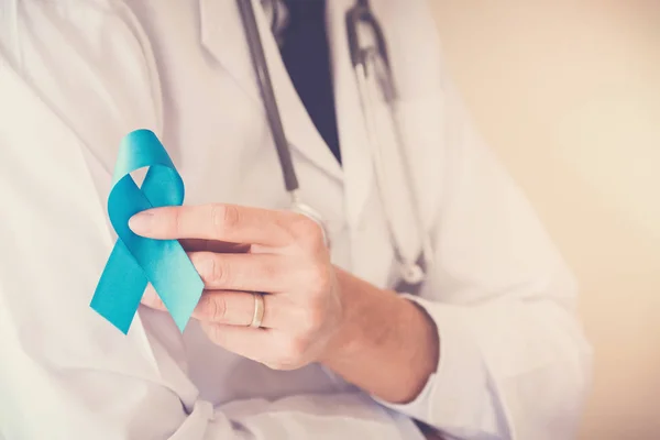 Lekarz Trzymający Jasnoniebieską Wstążkę Świadomość Raka Prostaty — Zdjęcie stockowe