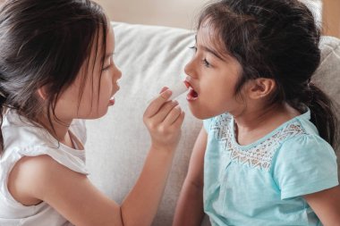 çok kültürlü gençler yapmak yapıyor oyun gibi davran.