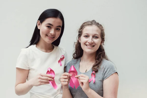 Мультикультурні Молоді Жінки Рожевими Стрічками Обізнаність Про Рак Молочної Залози — стокове фото