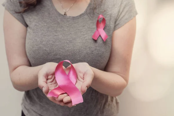 Kobieta Trzymająca Różową Wstążkę Świadomość Raka Piersi Październikowa Różowa Koncepcja — Zdjęcie stockowe