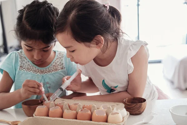 어린이 재사용 Eggshells에 — 스톡 사진