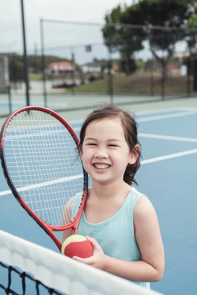 Молодая Азиатка Теннисистка Открытом Синем Корте — стоковое фото