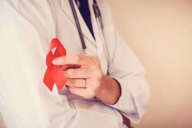 Doktor el holding kırmızı kurdele, Dünya AIDS Günü
