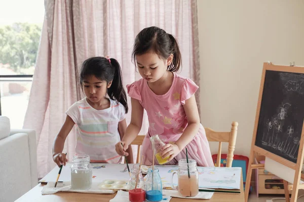 Nuori Monikulttuurinen Tytöt Maalaus Akvarelli Montessori Kotiopetuksessa — kuvapankkivalokuva