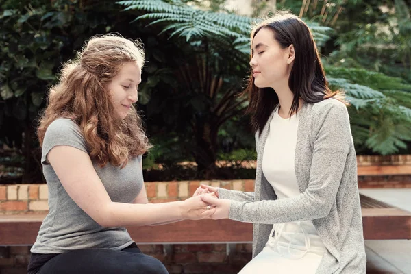 Mujeres Jóvenes Multiculturales Cogidas Mano Mientras Rezan — Foto de Stock