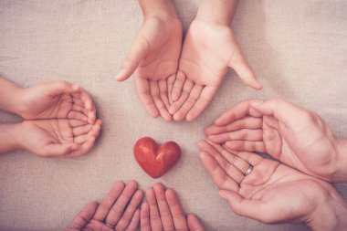 Eller ve kırmızı kalp, sağlık sigortası, bağış ve yardım konsepti 