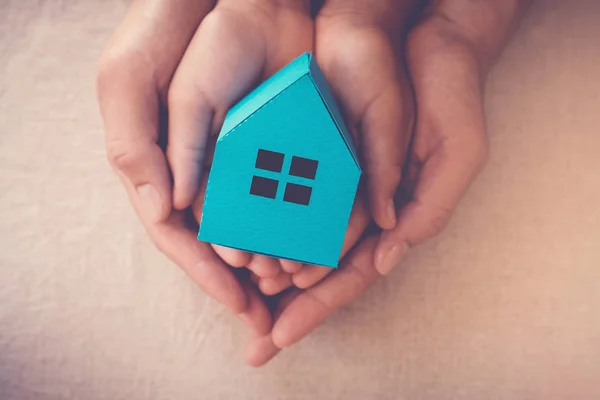 Adulto Criança Mãos Segurando Casa Brinquedo Casa Família Conceito Abrigo — Fotografia de Stock