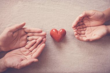 Eller ve kırmızı kalp, sağlık sigortası, bağış ve yardım konsepti 