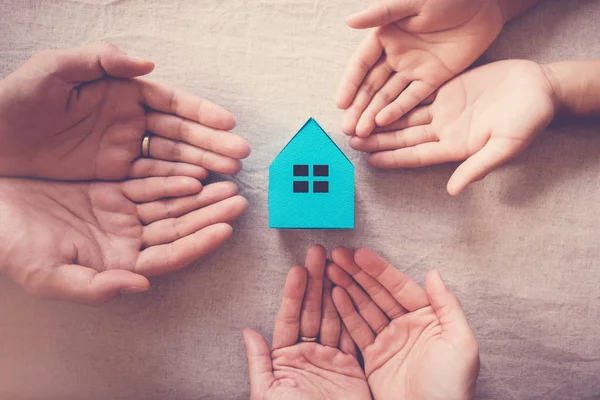 Adulto Criança Mãos Segurando Casa Brinquedo Casa Família Conceito Abrigo — Fotografia de Stock