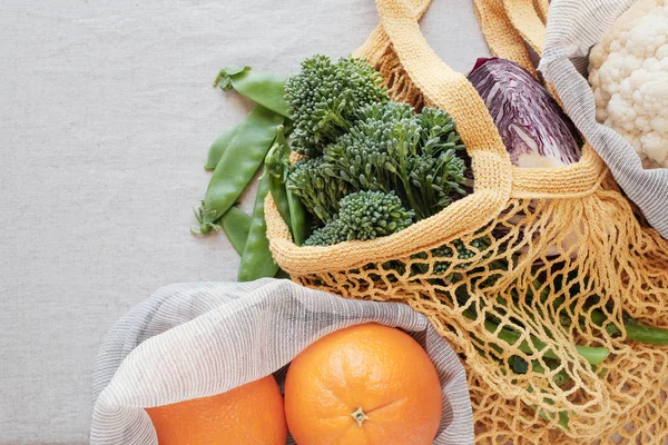 蔬菜和水果在可重复使用的袋子 生态生活 塑料免费和零浪费的概念 — 图库照片