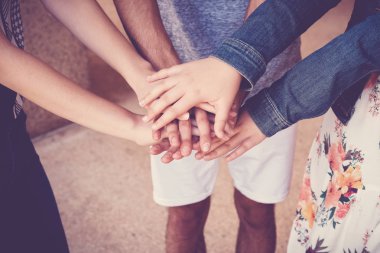 Genç yetişkinlerin el birlikte, gönüllü ve sadaka ekip çalışması kavramı koyarak çok ırklı eller