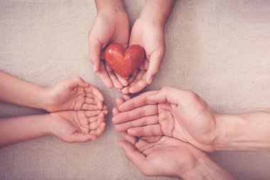 eller ve kırmızı kalpler, sağlık sigortası, bağış ve yardım kavramı 