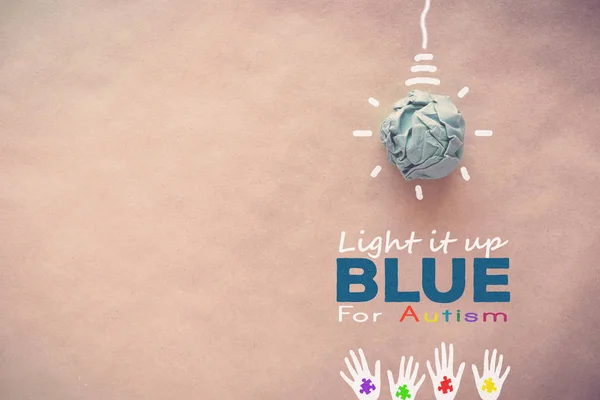 Лампочка Голубой Бумаги Всемирный День Осознания Аутизма — стоковое фото