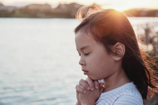Multicultural Little Girl Praying Sunflare Background — Stock Photo, Image
