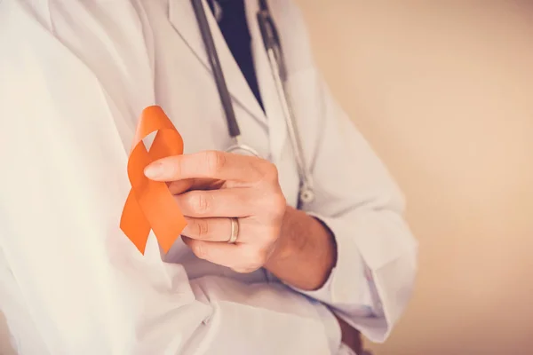 Lekarz Trzymając Pomarańczowe Wstążki Białaczka Świadomości Raka Świadomość Stwardnienie Rozsiane — Zdjęcie stockowe