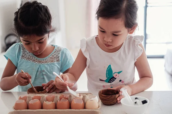 Bambini Piccoli Piantare Piantine Gusci Uovo Riutilizzare Montessori Istruzione Homeschool — Foto Stock