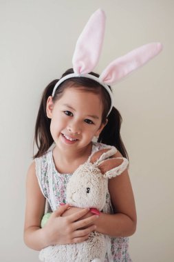 Mutlu Paskalya kartı şablonu küçük Asyalı kız ve bunny tavşan ile