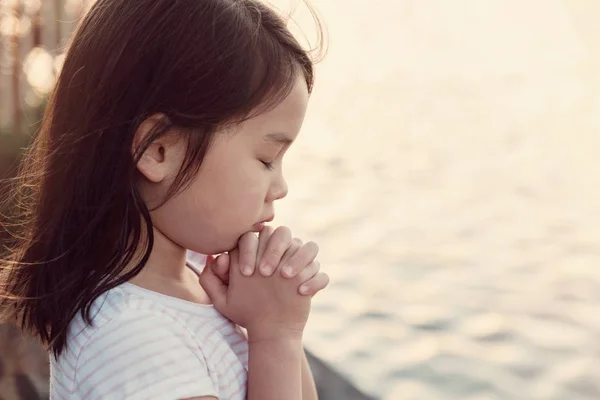 Multiculturale Bambina Che Prega Con Sfondo Sunflare — Foto Stock