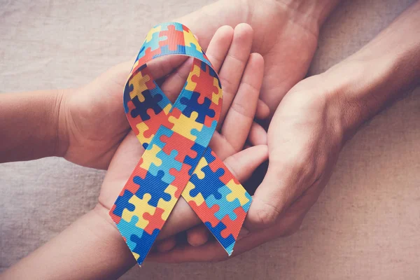 Mãos Segurando Fita Quebra Cabeça Para Consciência Autismo — Fotografia de Stock