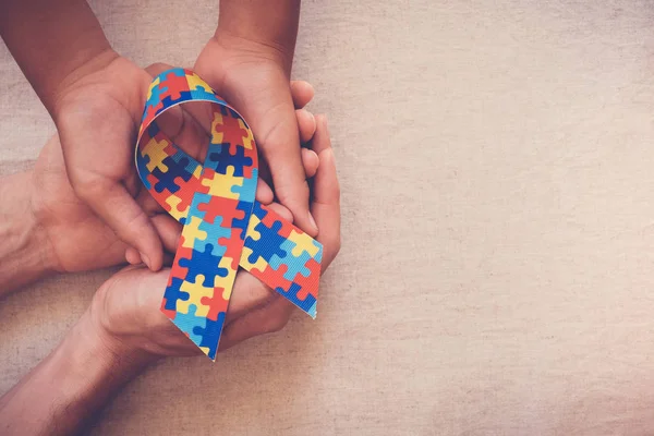 Mãos Segurando Fita Quebra Cabeça Para Consciência Autismo — Fotografia de Stock