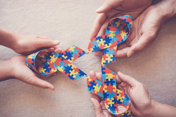 Hände Die Puzzlebänder Für Das Bewusstsein Für Autismus Halten — Stockfoto