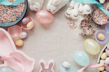 Mutlu Paskalya kartı şablonu ile benekli yumurta 