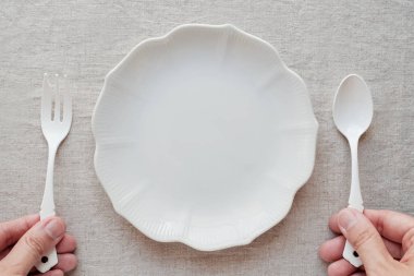 Çatal ve kaşık plaka, aralıklı açlık diyet kavramı yakınındaki holding eller
