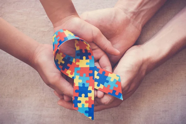 Handen Met Puzzel Lint Voor Autisme Bewustzijn — Stockfoto