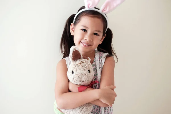 Heureuse Petite Fille Asiatique Multiculturelle Avec Lapin Enfant Pâques — Photo