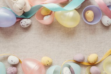 Mutlu Paskalya kartı şablonu ile benekli yumurta 