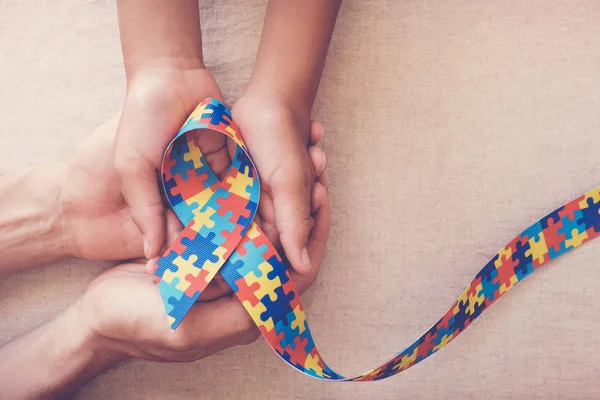 Manos Sosteniendo Cinta Del Rompecabezas Para Conciencia Del Autismo —  Fotos de Stock