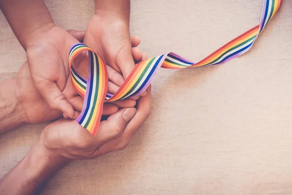 Manos Sosteniendo Lazo Arco Iris Orgullo Gay Para Conciencia Lgbt — Foto de Stock