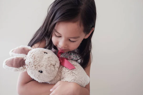 Feliz Pouco Multicultural Ásia Menina Com Coelho Coelho Páscoa Criança — Fotografia de Stock