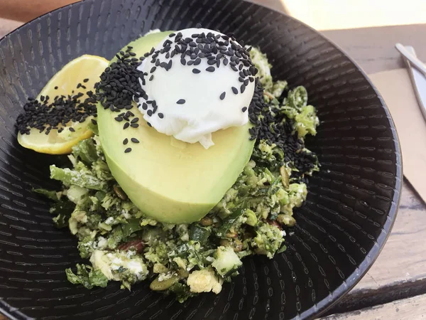 Avokado Haşlanmış Yumurta Ile Yeşil Salata Sağlıklı Vejetaryen Yemek — Stok fotoğraf