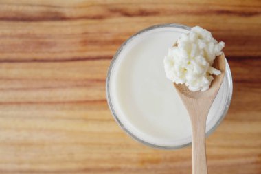 Organik probiyotik süt kefir taneleri ahşap tablo