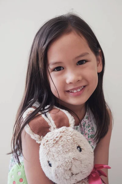 Heureuse Petite Fille Asiatique Multiculturelle Avec Lapin Enfant Pâques — Photo