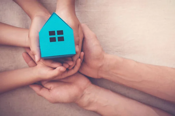 Vuxna och barnhänder håller vita huset, familjens hem och Homel — Stockfoto