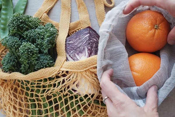 Sayuran dan buah dalam tas reusable, hidup Eco dan nol limbah c — Stok Foto