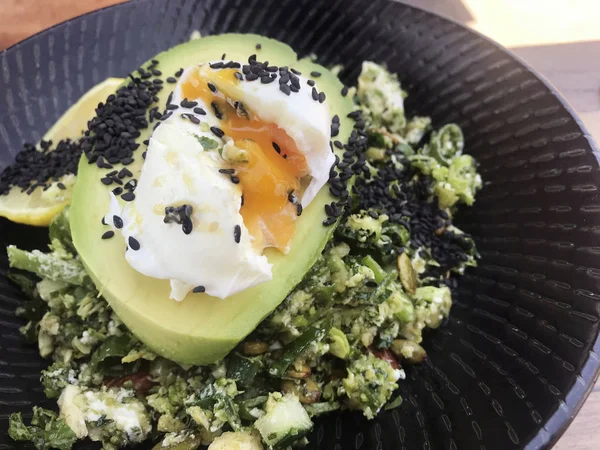 Aguacate, huevo escalfado con ensalada verde, comida vegetariana saludable , — Foto de Stock